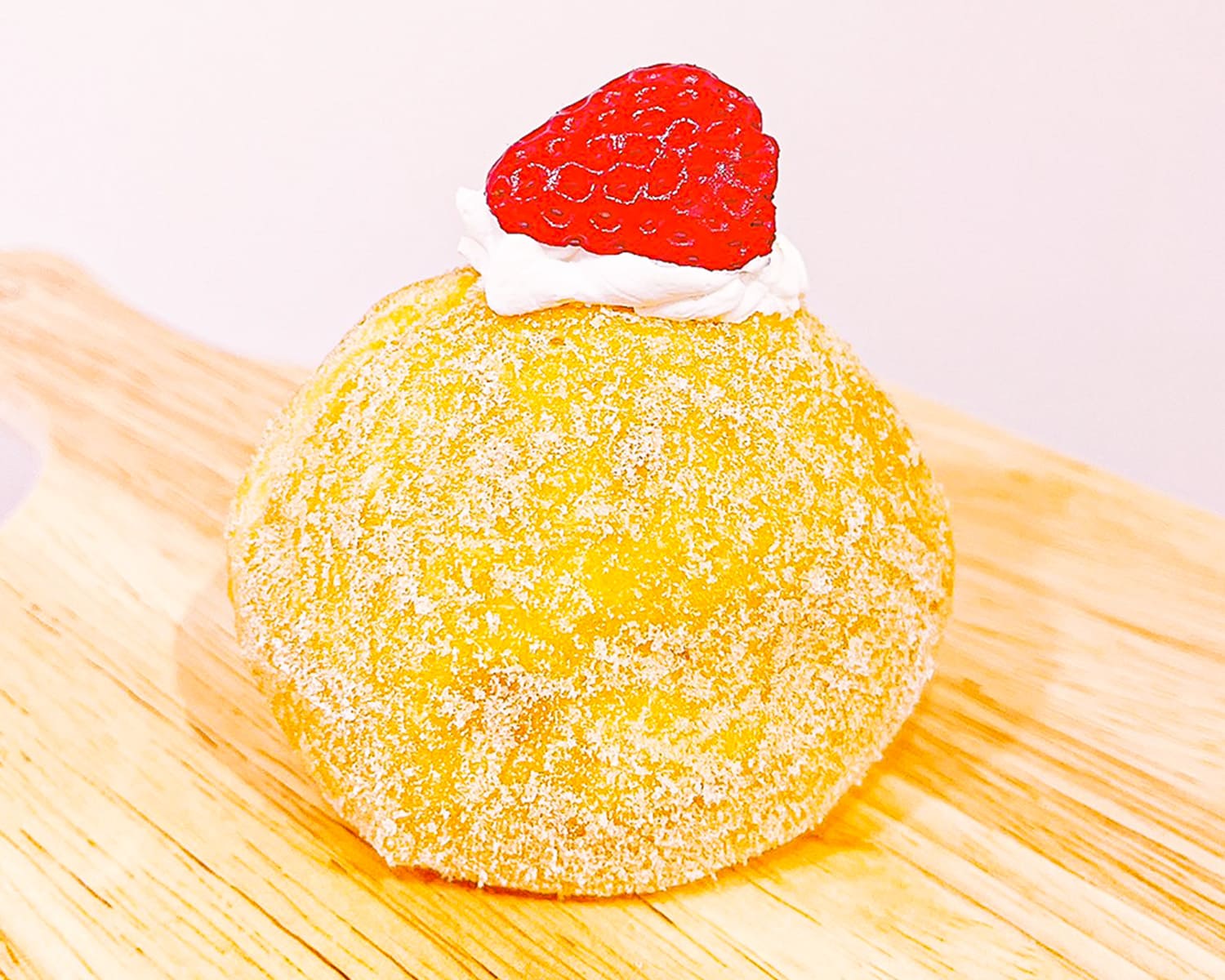 イチゴのショートケーキのようなドーナツ